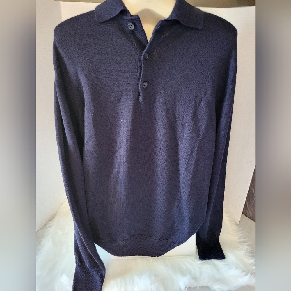 Light weight men sweater Size Medium